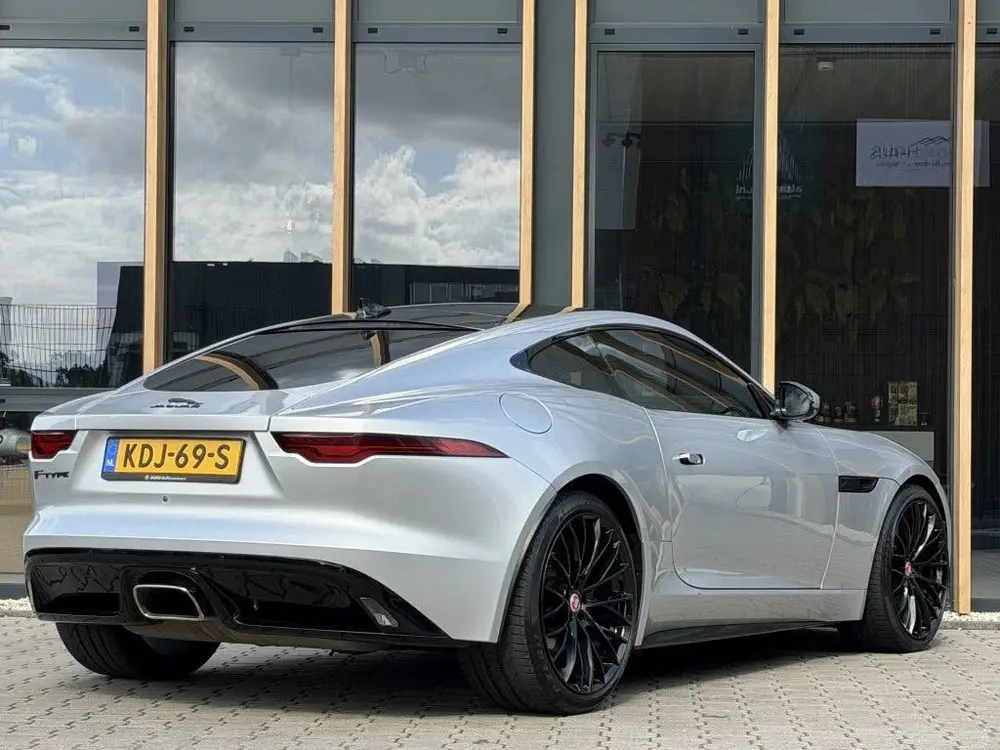 Jaguar F-Type P300 RWD R-Dynamic (bj 2021, automaat) uit 2021, foto 2