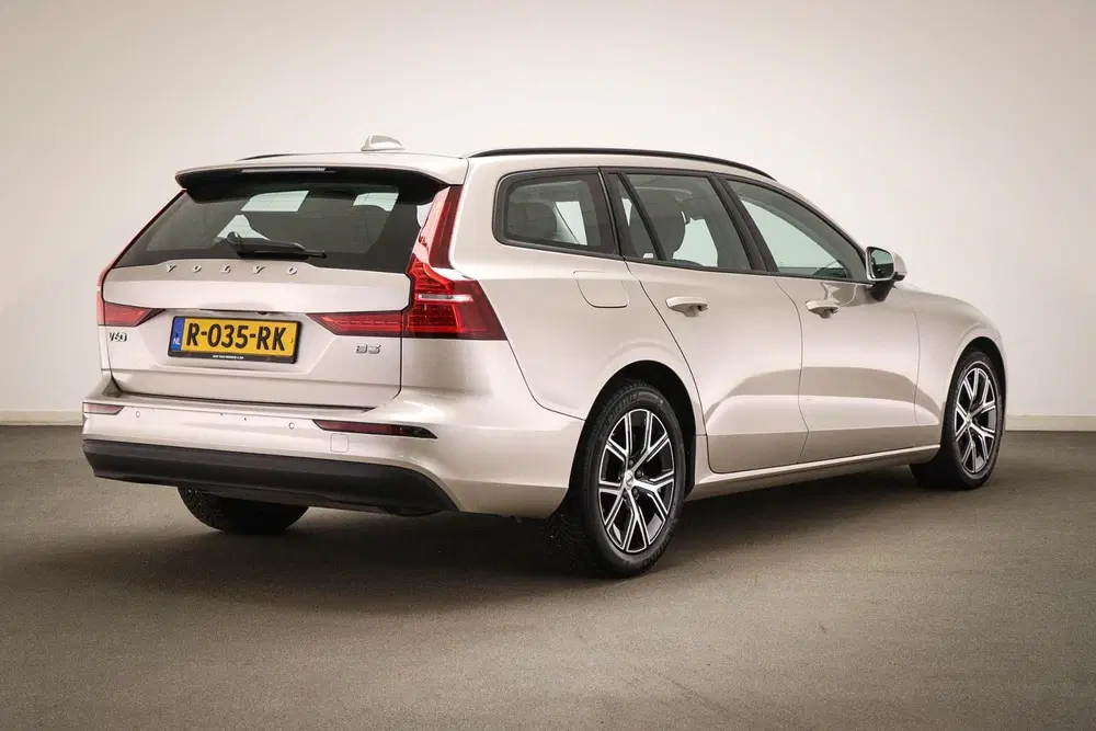Volvo V60 2.0 B3 Essential uit 2022, foto 2