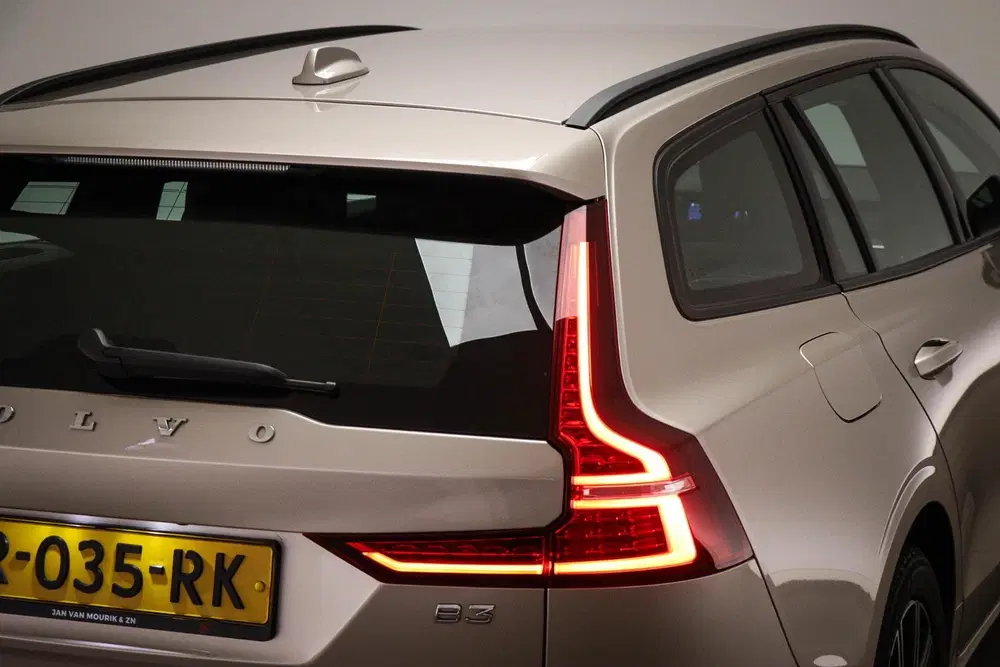 Volvo V60 2.0 B3 Essential uit 2022, foto 20