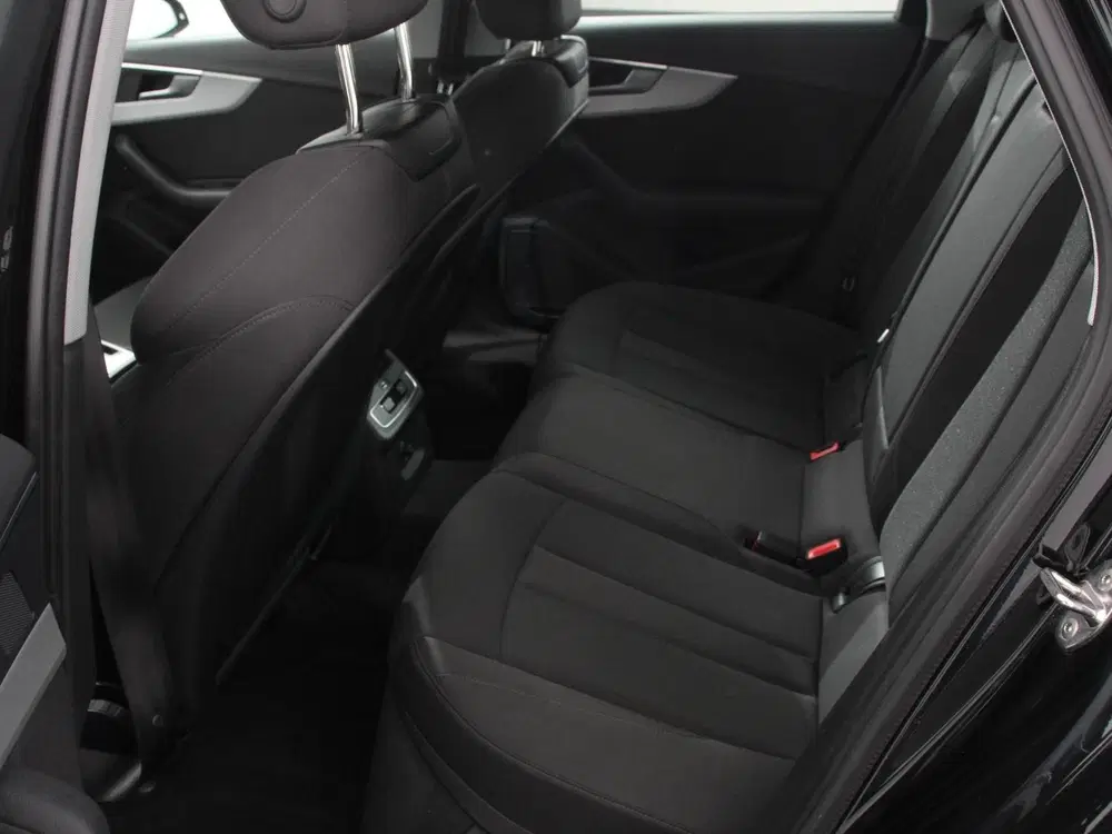 Audi A4 40 TFSI 205pk Automaat S Line Plus Navigat uit 2023, foto 12