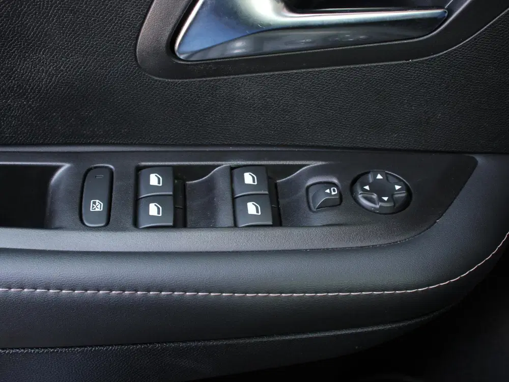 Peugeot 208 1.2 Hybrid 100PK Automaat Allure DEMO Navi uit 2025, foto 11