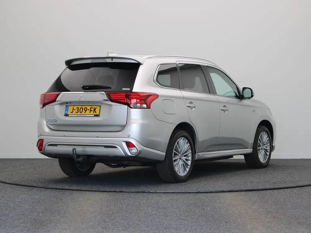 Mitsubishi Outlander 2.4 PHEV Instyle | Leder | Panorama dak uit 2020, foto 12