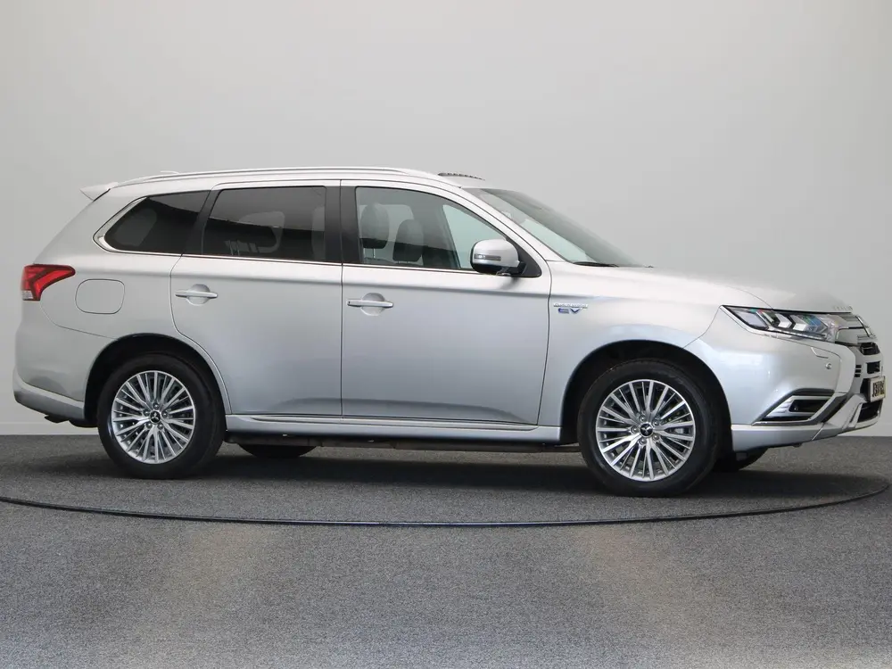 Mitsubishi Outlander 2.4 PHEV Instyle | Leder | Panorama dak uit 2020, foto 14