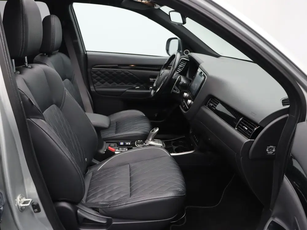 Mitsubishi Outlander 2.4 PHEV Instyle | Leder | Panorama dak uit 2020, foto 17