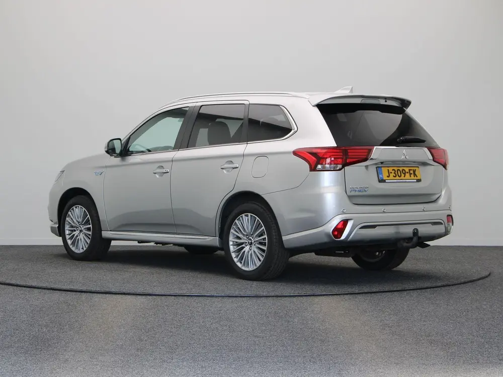 Mitsubishi Outlander 2.4 PHEV Instyle | Leder | Panorama dak uit 2020, foto 2