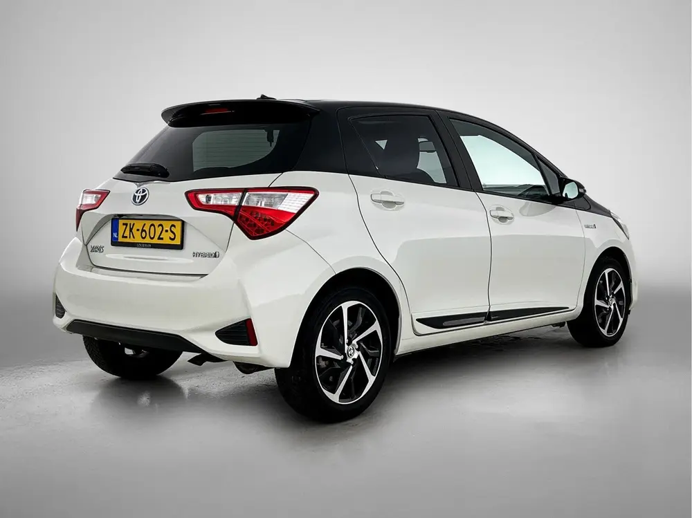 Toyota Yaris 1.5 Hybrid Executive Bi-Tone uit 2019, foto 2
