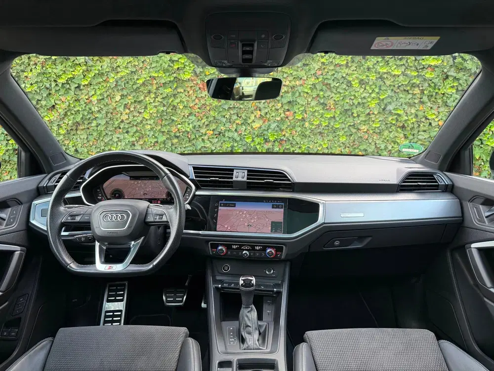 Audi Q3 45 TFSI e S edition uit 2022, foto 2