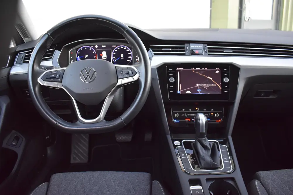 Volkswagen Passat Variant 1.5 TSI Business | Camera | Climat uit 2022, foto 11