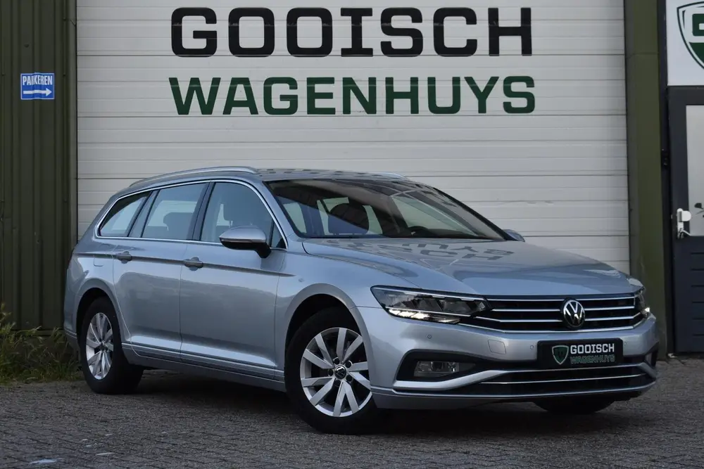 Volkswagen Passat Variant 1.5 TSI Business | Camera | Climat uit 2022, foto 2
