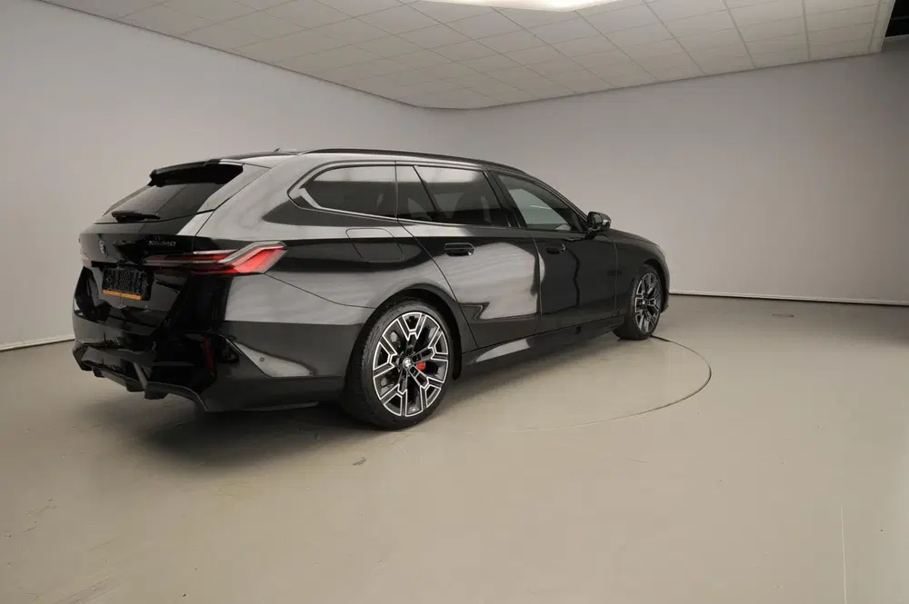 BMW i5 Touring xDrive40 uit 2025, foto 2
