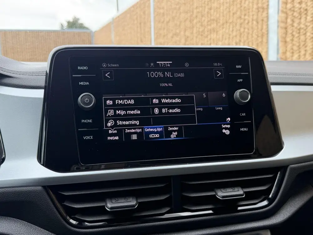 Volkswagen T-Roc 1.0 TSI Life 75 Edition Achteruitrijcamera uit 2022, foto 14