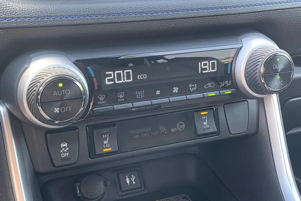 Toyota RAV4 2.5 Hybrid AWD Bi-Tone / Leer / Camera / Stoelve uit 2019, foto 20