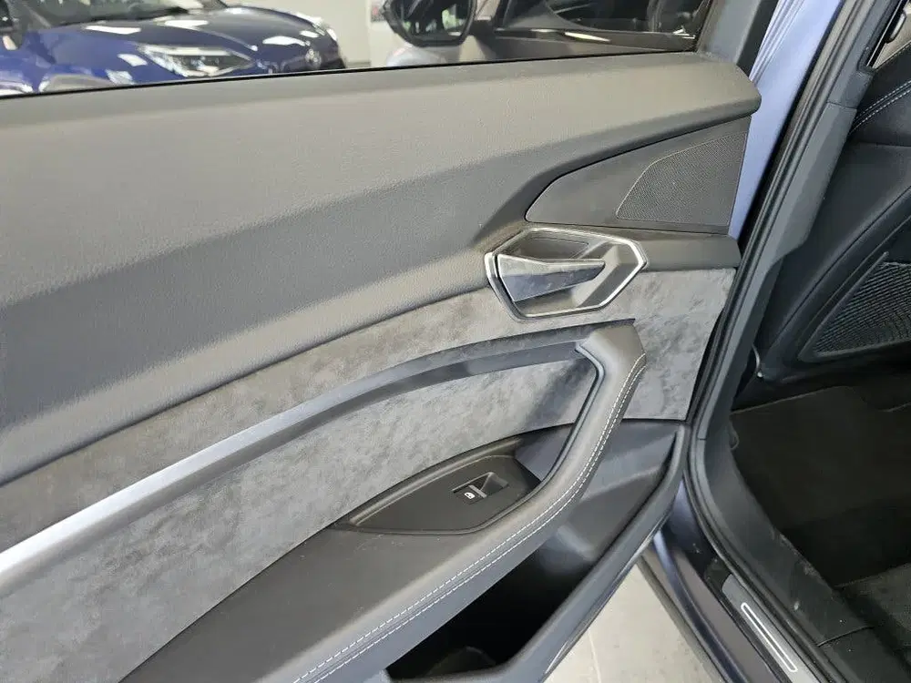 Audi e-tron 55 quattro S Line uit 2021, foto 17