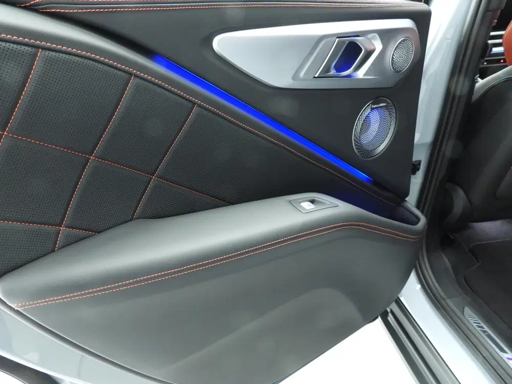 BMW XM PHEV Label Red uit 2024, foto 14