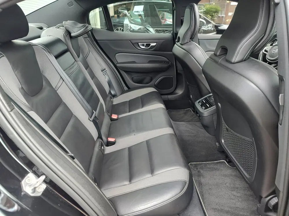 Volvo S60 2.0 T4 R-DESIGN AUTOMAAT Lederen sportstoe uit 2020, foto 10