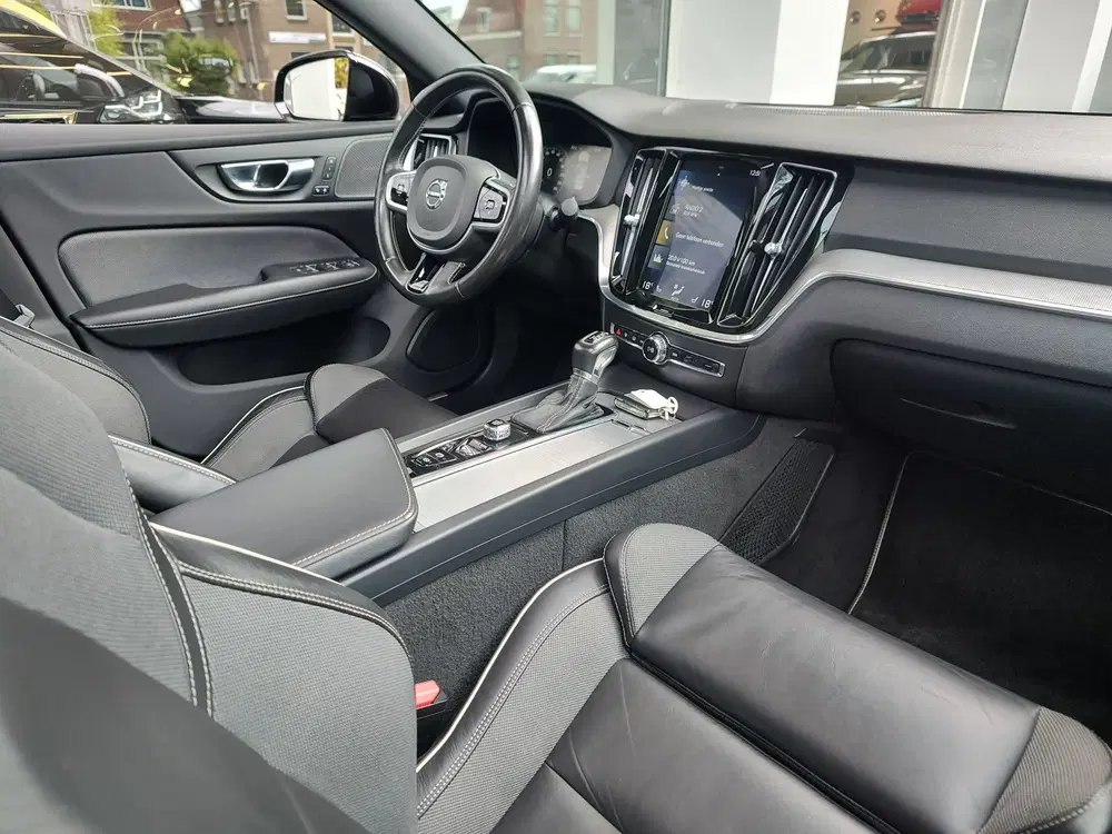 Volvo S60 2.0 T4 R-DESIGN AUTOMAAT Lederen sportstoe uit 2020, foto 9