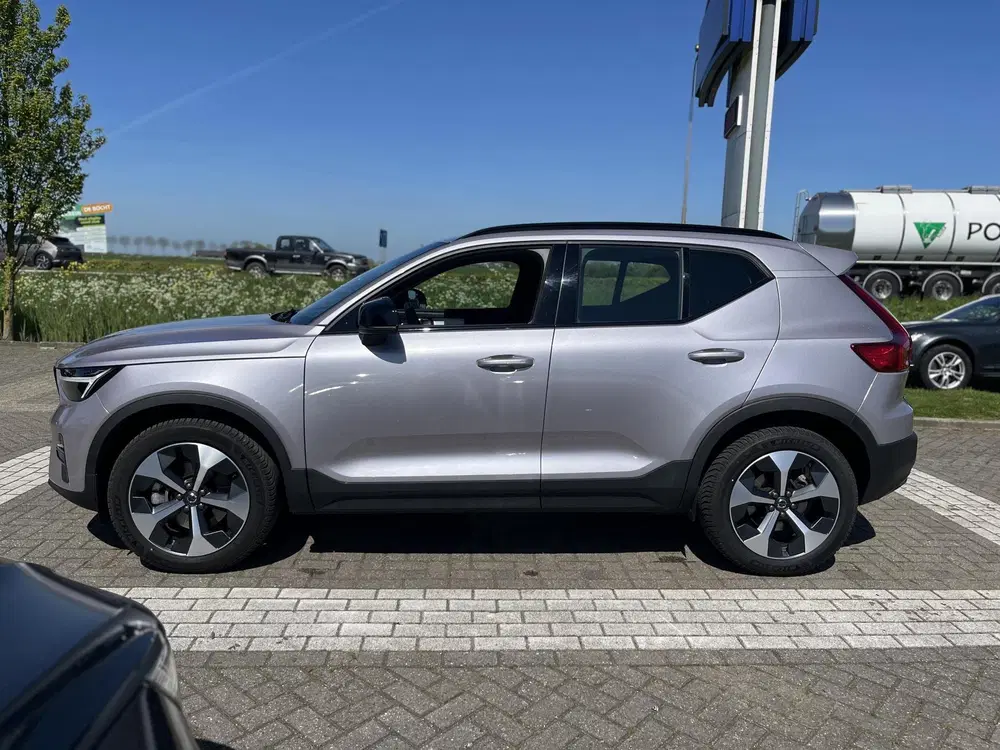 Volvo XC40 B4 Plus Dark uit 2025, foto 2