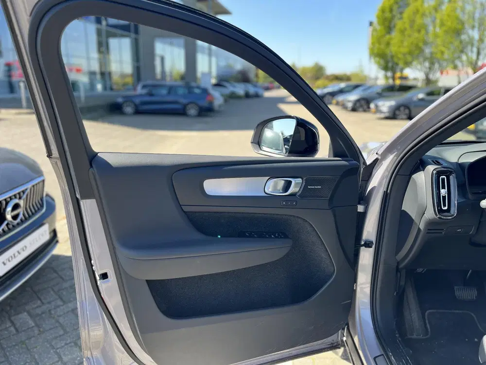 Volvo XC40 B4 Plus Dark uit 2025, foto 5