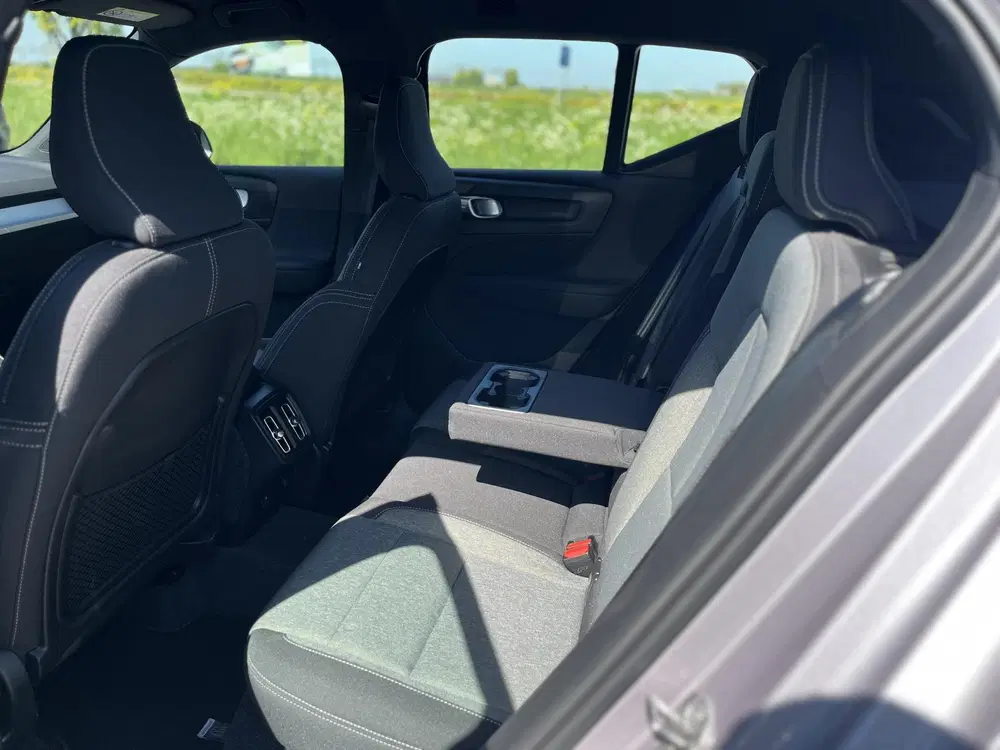 Volvo XC40 B4 Plus Dark uit 2025, foto 9