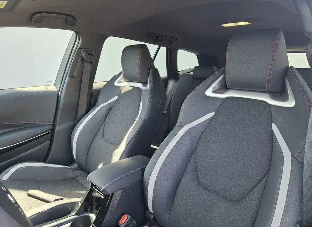 Toyota Corolla Hybrid 180 GR Sport 200 PK uit 2025, foto 9