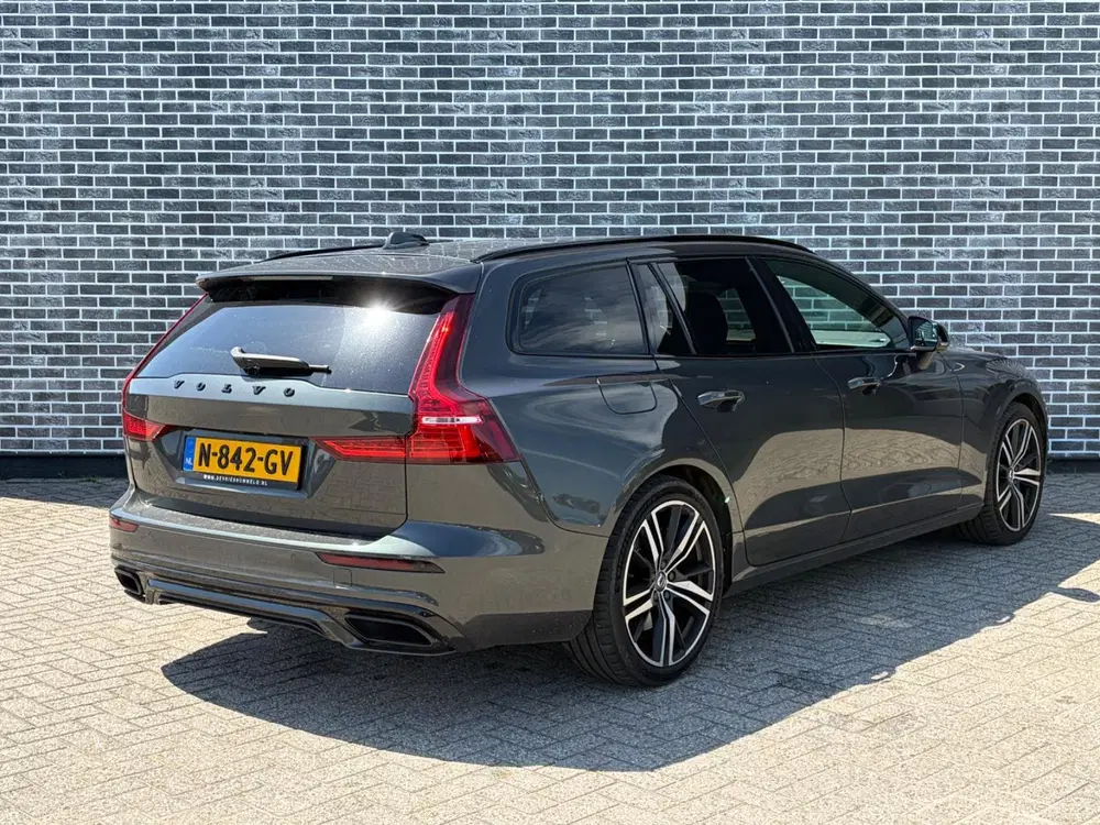Volvo V60 2.0 T8 Recharge AWD R-Design uit 2021, foto 2