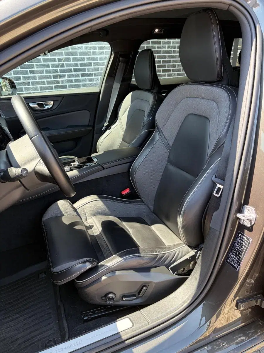 Volvo V60 2.0 T8 Recharge AWD R-Design uit 2021, foto 6