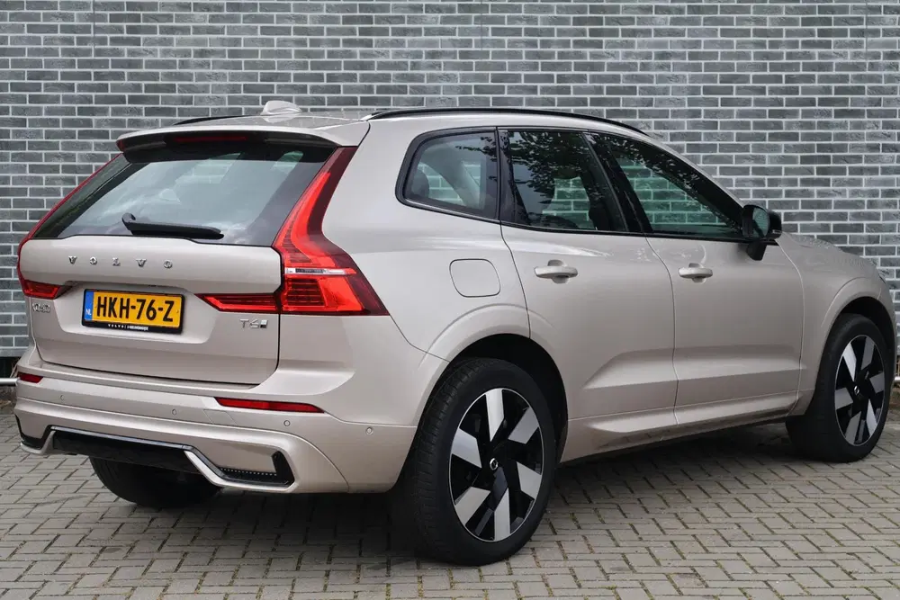 Volvo XC60 2.0 T6 Plug-in Hybrid AWD Ultra Dark uit 2025, foto 3