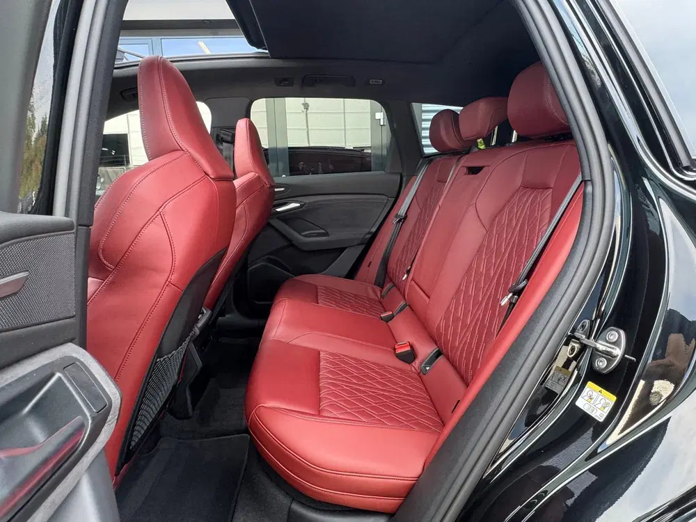 Audi Q6 e-tron SQ6 quattro 100 kWh PANO uit 2024, foto 3