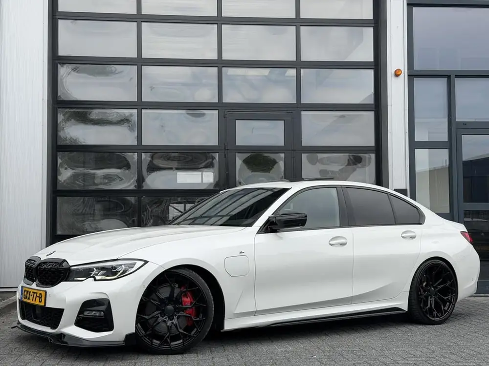 BMW 3-Serie 330e High Executive / M-Sport / Pano / LASER / L uit 2019