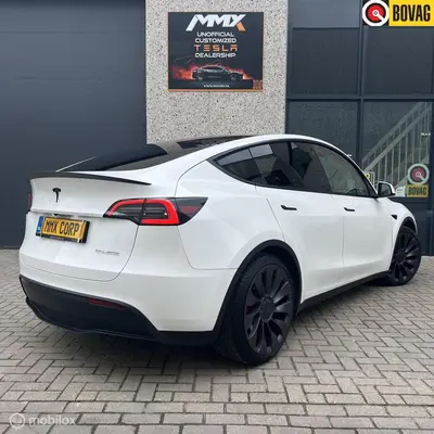 Tesla Model Y Performance + MMX PACK + IAP + TREKHAAK uit 2023