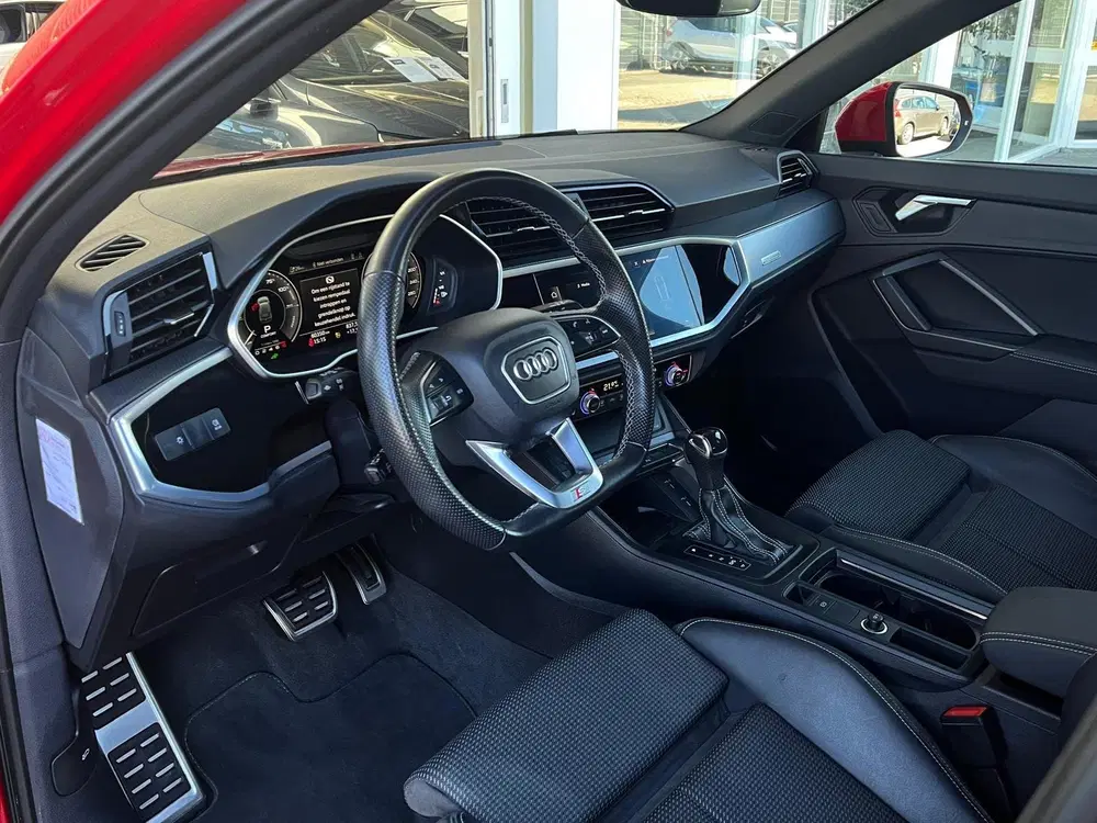 Audi Q3 45 TFSIe 245 pk S edition uit 2022, foto 2