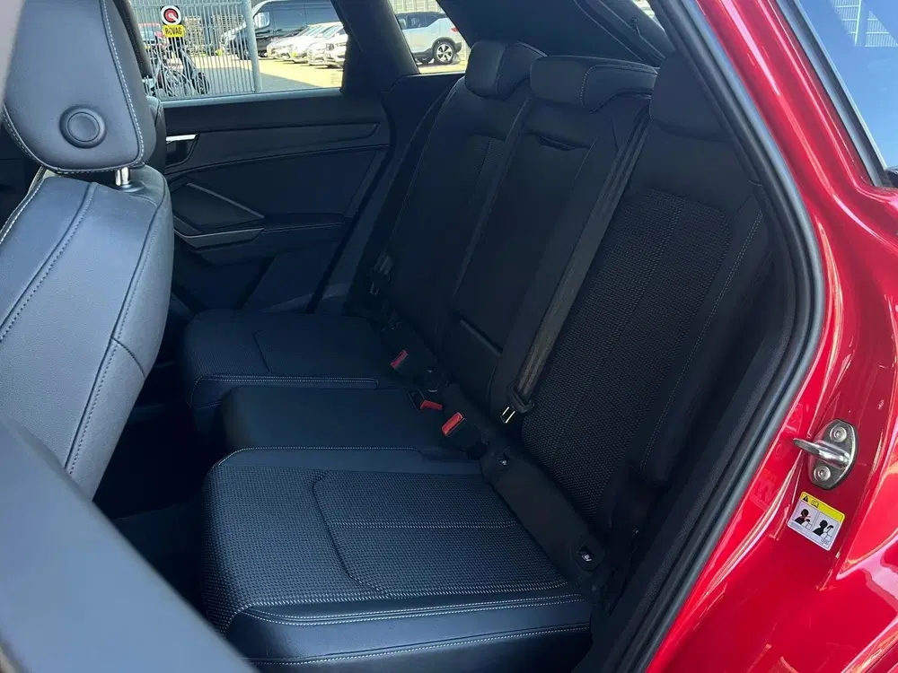 Audi Q3 45 TFSIe 245 pk S edition uit 2022, foto 5