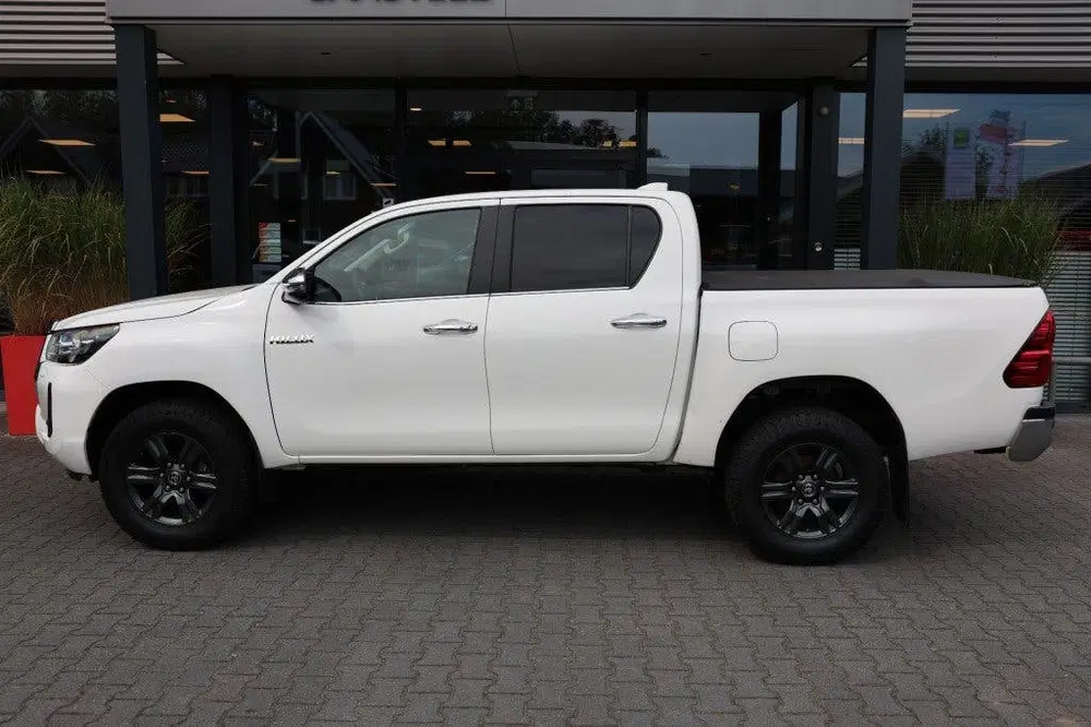 Toyota Hilux 2.4 D-4D DUBBEL CABIN PROFESSIONAL 2 ZITS uit 2024, foto 2
