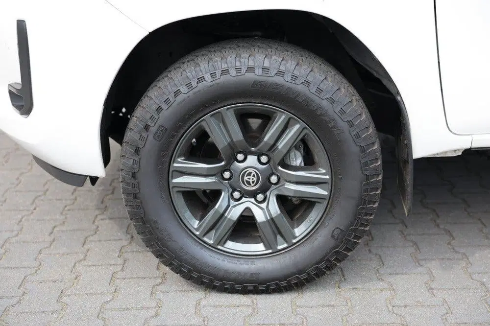 Toyota Hilux 2.4 D-4D DUBBEL CABIN PROFESSIONAL 2 ZITS uit 2024, foto 3