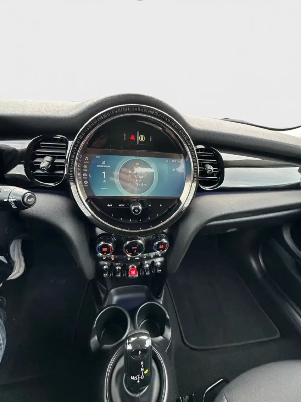 Mini Cooper 1.5 Cooper Essential Trim Automaat Stoelve uit 2023, foto 12