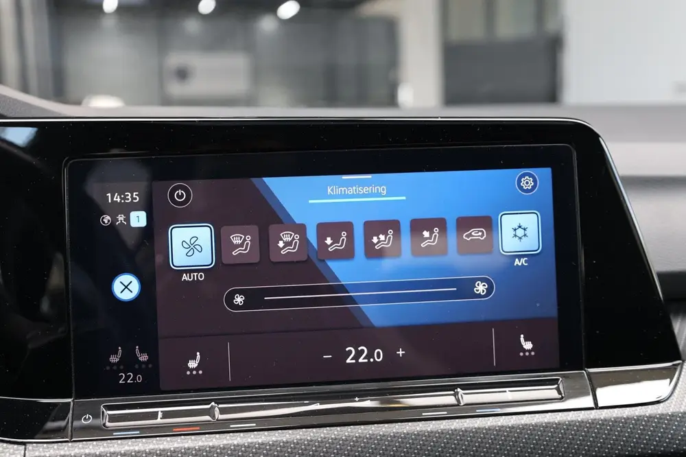 Volkswagen Golf 1.5 eTSI R-Line IQ+LED/VIRTUAL/SFEER/ALCANTA uit 2020, foto 18