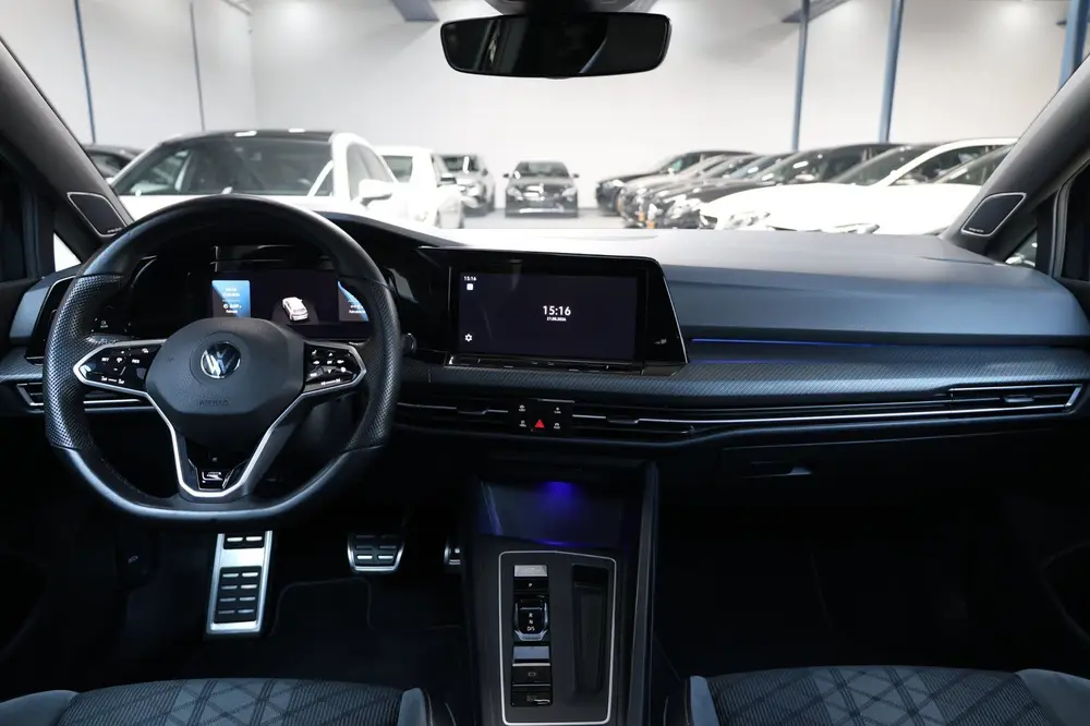 Volkswagen Golf 1.5 eTSI R-Line IQ+LED/VIRTUAL/SFEER/ALCANTA uit 2020, foto 2