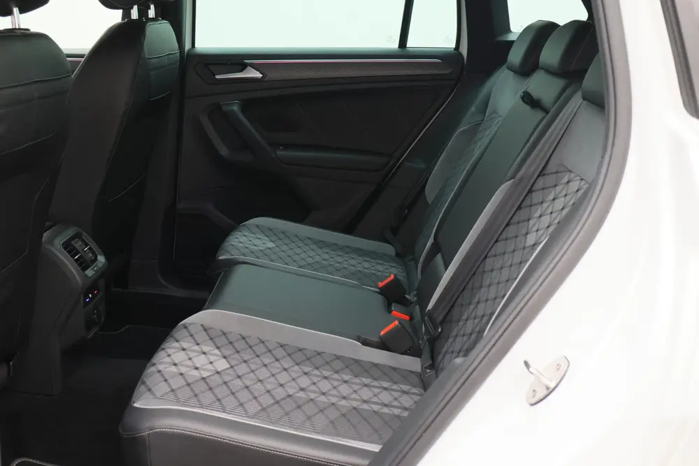 Volkswagen Tiguan 1.5 TSI R-Line Business+ Camera, Apple Car uit 2020, foto 14