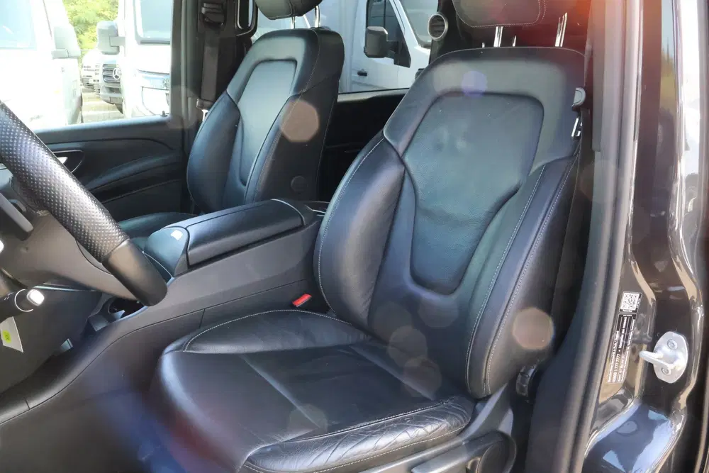 Mercedes-Benz V-Klasse 300d 4-MATIC Lang DC Avantgarde Editi uit 2023, foto 2
