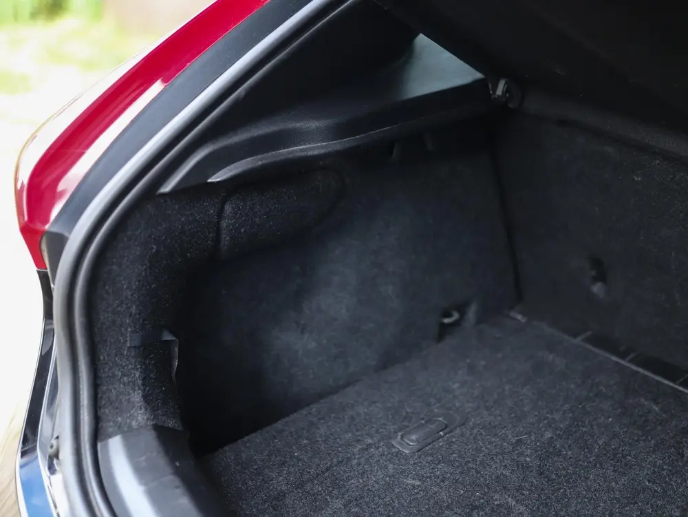 Volvo V40 2.0 D3 R-Design uit 2019, foto 19