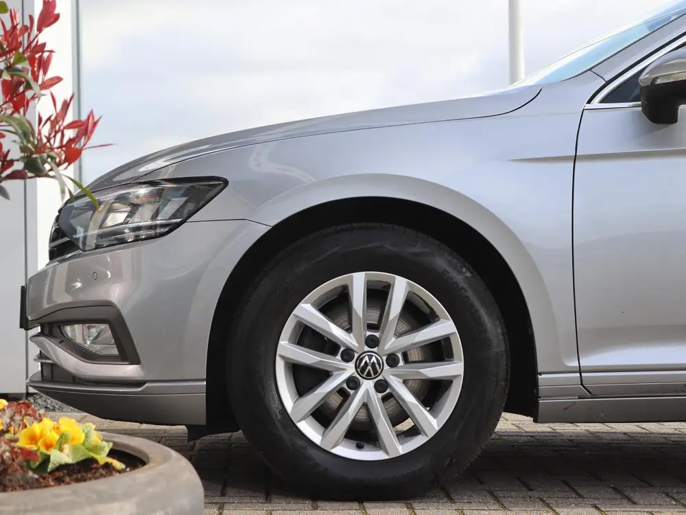 Volkswagen Passat Variant 2.0 TDI 150 pk DSG Business | Navi uit 2023, foto 2