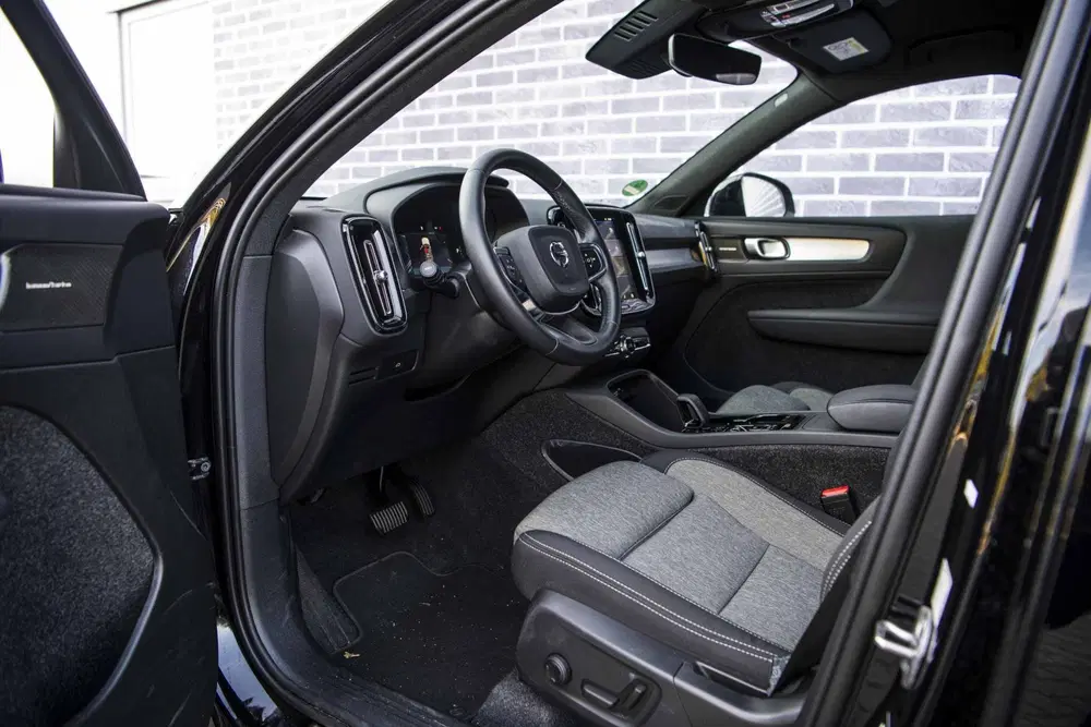 Volvo XC40 2.0 B3 Plus Dark Black Edition uit 2025, foto 17