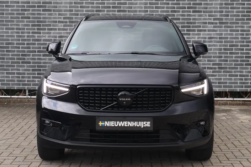 Volvo XC40 2.0 B3 Plus Dark Black Edition uit 2025, foto 2