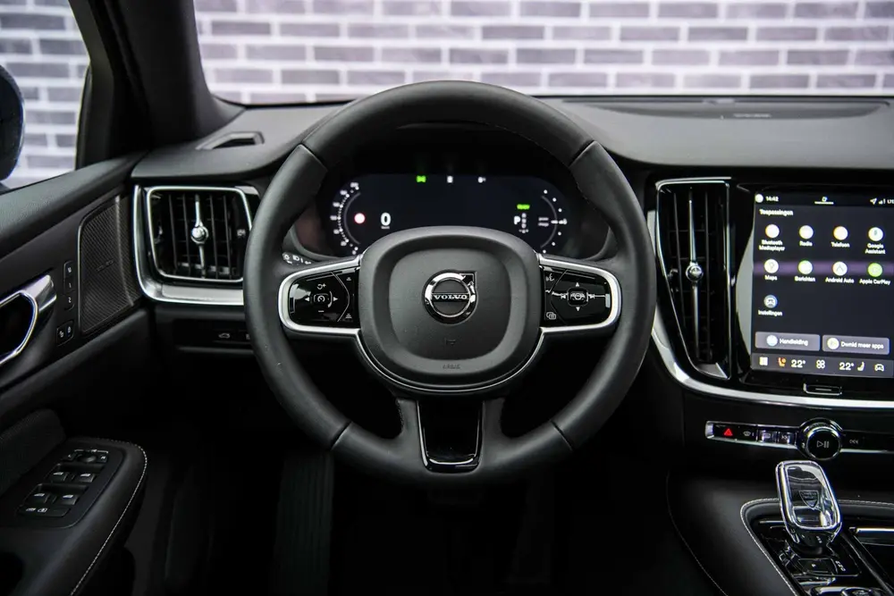 Volvo V60 2.0 T6 Plug-in hybrid AWD Ultra Dark uit 2026, foto 2