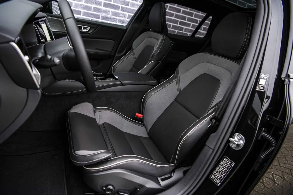 Volvo V60 2.0 T6 Plug-in hybrid AWD Ultra Dark uit 2026, foto 5