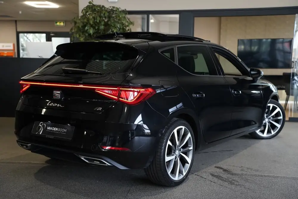 SEAT Leon 1.5 eTSI FR 150PK DSG Pano Beats Led Cam Navi Virt uit 2022, foto 2