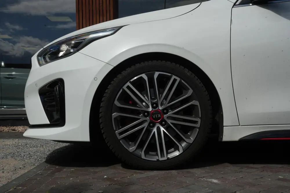 Kia ProCeed 1.6 T-GDI GT Panoramadak JBL Sportstoelen Camera uit 2019, foto 10