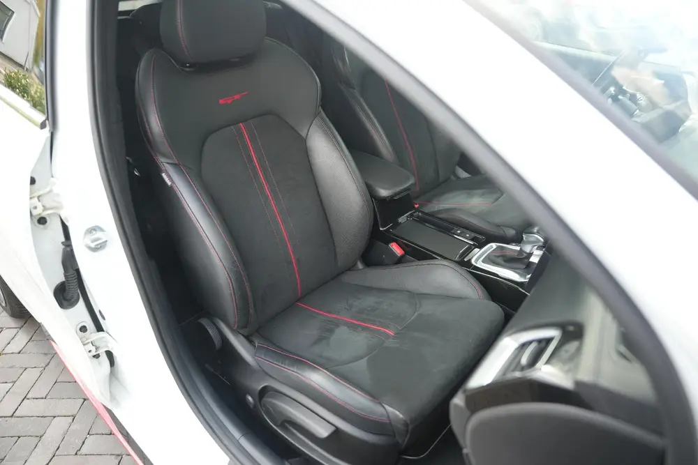 Kia ProCeed 1.6 T-GDI GT Panoramadak JBL Sportstoelen Camera uit 2019, foto 14