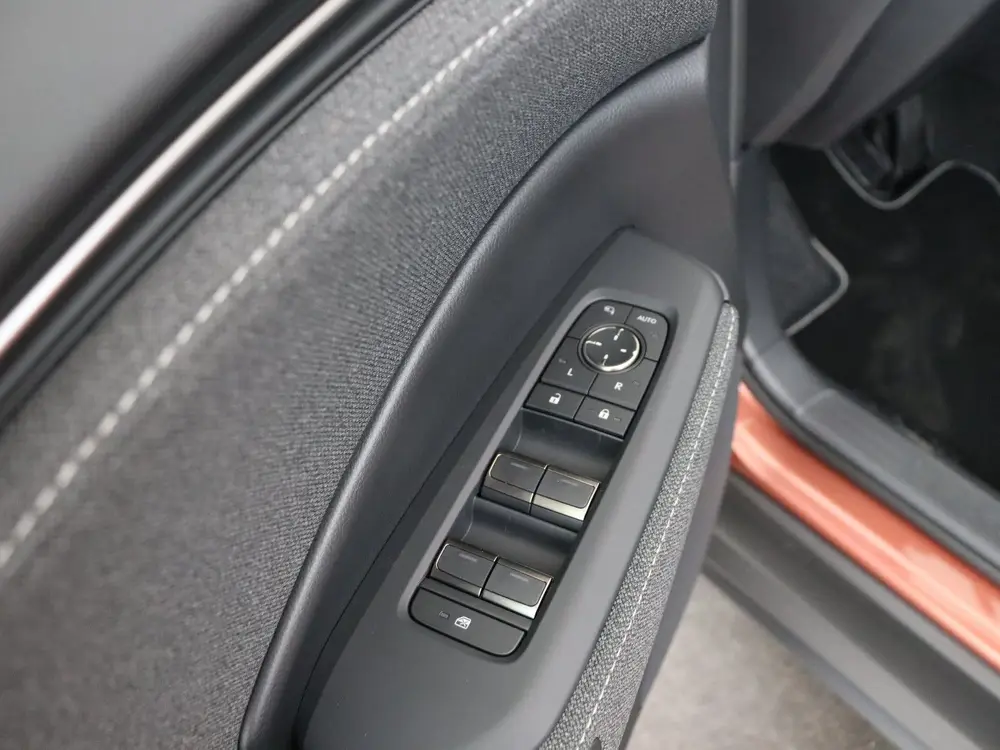 Lexus LBX 2WD uit 2025, foto 16