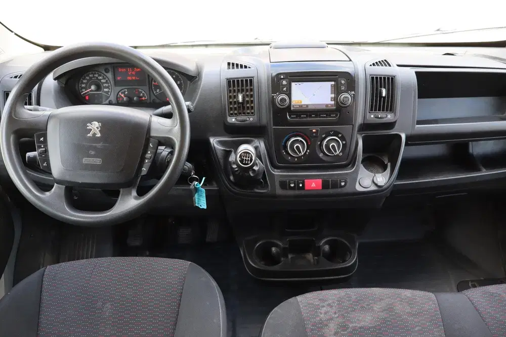 Peugeot Boxer 330 2.0 BlueHDI L2H1 Premium DC Navigatie uit 2019, foto 2